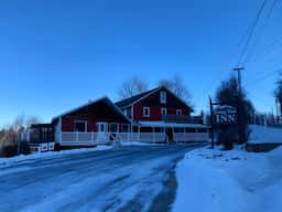 Entire Hotel • 50 Person Capacity Bromley View Inn