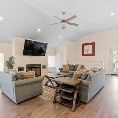 Lakefront House Near Track 8 Bedrooms!