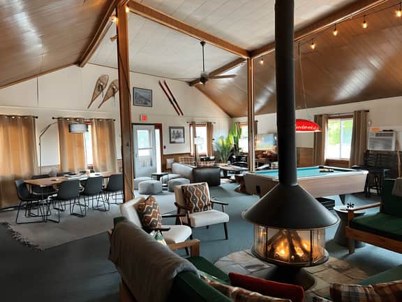 Entire Hotel • 50 Person Capacity Bromley View Inn
