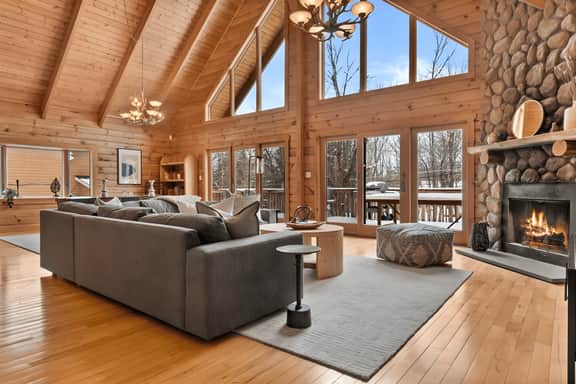 Jumbo Log Cabin Near Town & Mtn