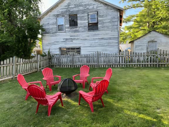 Mid Century Modern 2 Bed 1 Bath near town w/ yard