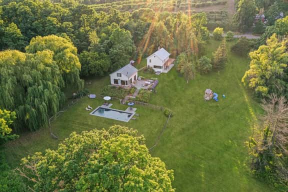 Farmhouse • Secluded • Under 10 mins to Hudson NY