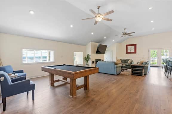 Lakefront House Near Track 8 Bedrooms!