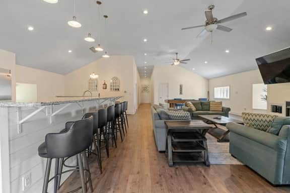 Lakefront House Near Track 8 Bedrooms!