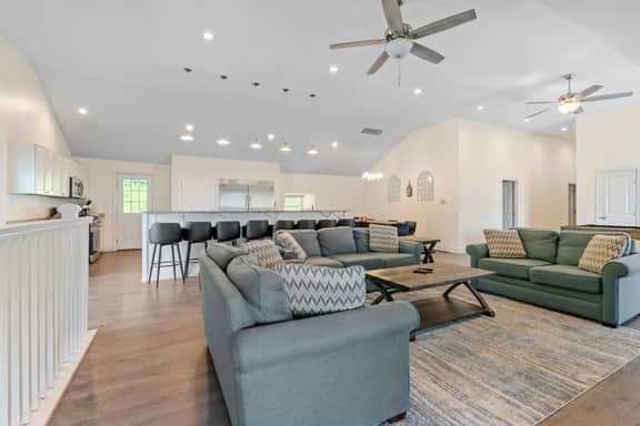 Lakefront House Near Track 8 Bedrooms!