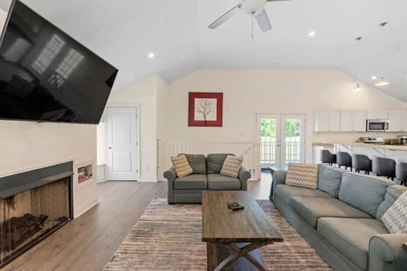 Lakefront House Near Track 8 Bedrooms!