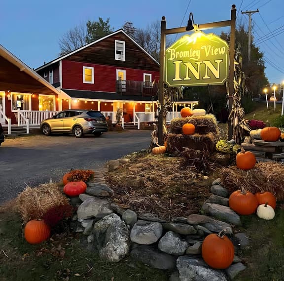 Entire Hotel • 50 Person Capacity Bromley View Inn
