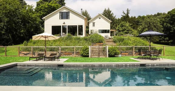 Farmhouse • Secluded • Under 10 mins to Hudson NY