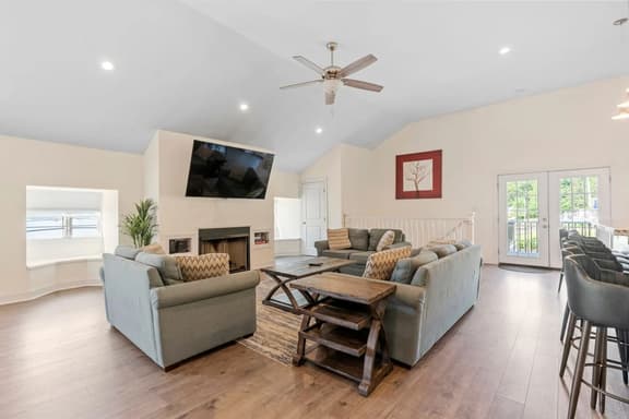 Lakefront House Near Track 8 Bedrooms!